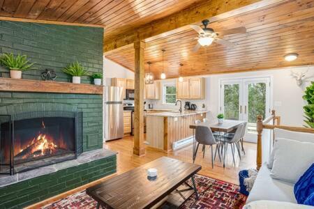 Harpers Ferry Cabin Hot Tub, Deck, Fire Pit, Wifi Екстериор снимка